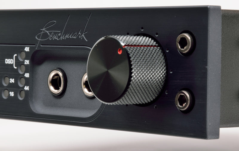 Benchmark DAC2 Black closeup